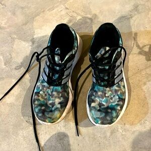 Women’s Adidas gym shoes, size 8